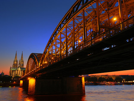 Kölner Dom hinter der Hohenzollernbrücke Foto 