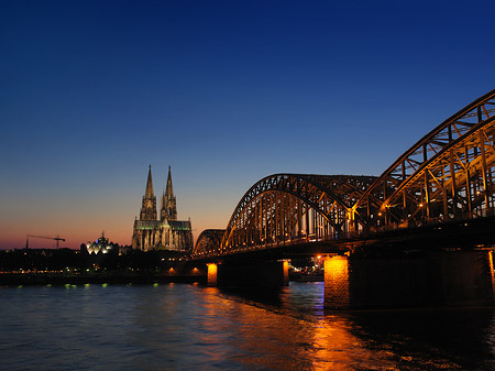 Foto Kölner Dom hinter der Hohenzollernbrücke