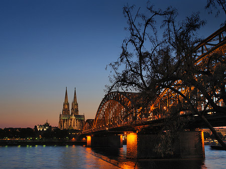 Kölner Dom hinter der Hohenzollernbrücke