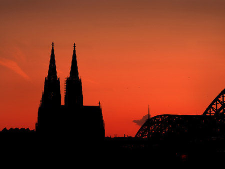 Foto Kölner Dom hinter der Hohenzollernbrücke