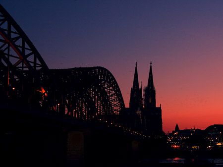 Fotos Kölner Dom hinter der Hohenzollernbrücke