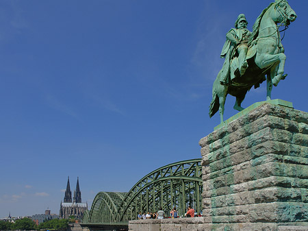 Foto Reiterstatue vor dem Kölner Dom