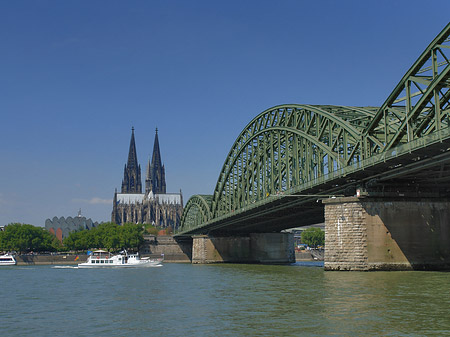 Foto Schiff unter der Hohenzollernbrücke - Köln