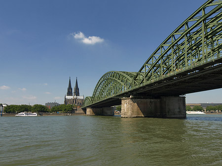 Foto Schiff unter der Hohenzollernbrücke