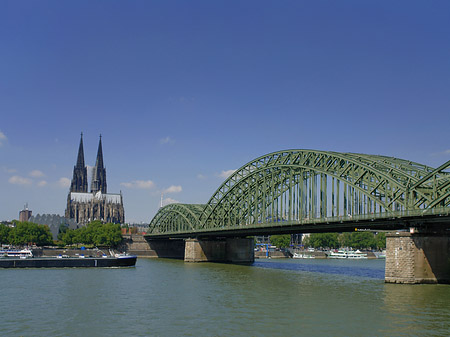 Fotos Schiff unter der Hohenzollernbrücke