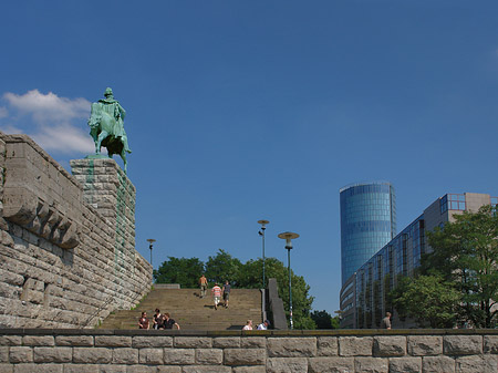 Foto Reiterstatue bewacht Hyatt Regency Hotel - Köln