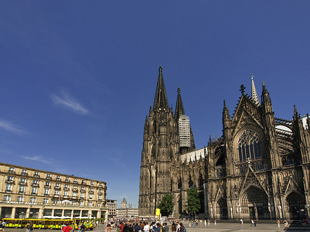 Bimmelbahn fährt zum Kölner Dom