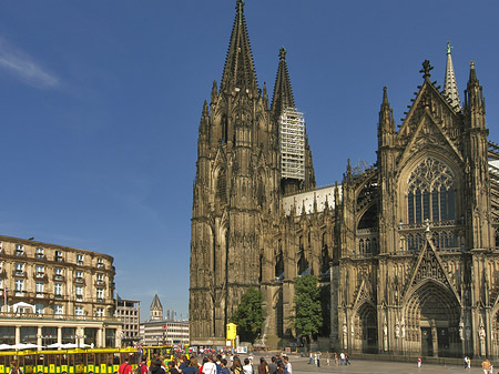 Bimmelbahn fährt zum Kölner Dom Foto 