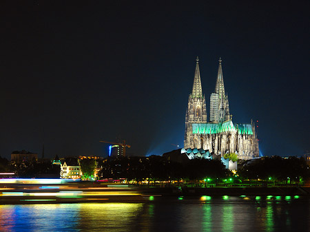 Foto Schiff fährt am Kölner Dom vorbei - Köln