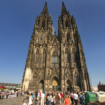 Touristen tummeln sich vor Kölner Dom Foto 