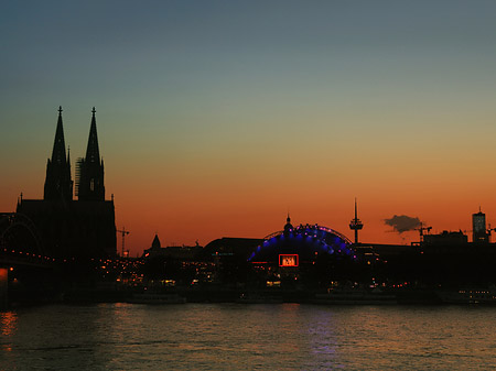 Kölner Dom neben Musical Dome Foto 