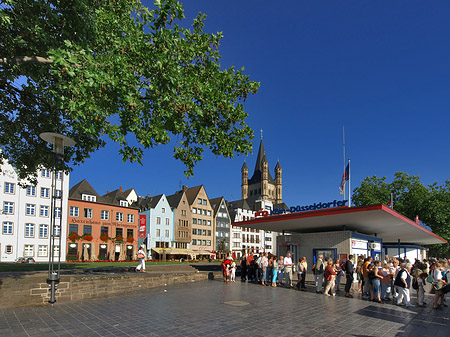 Fotos Schlange stehen für Köln-Düsseldorfer