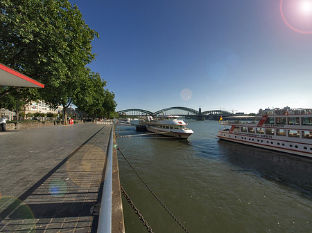 Foto Schiff fährt über den Rhein - Köln