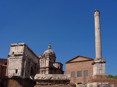 Fotos Phokassäule mit der Curia Iulia