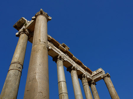 Rostra mit blauem Himmel Foto 