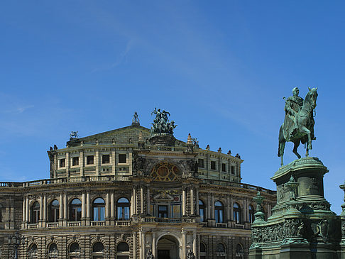 König-Johann-Statue mit Semperoper Fotos