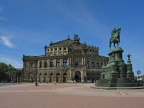 König-Johann-Statue mit Semperoper