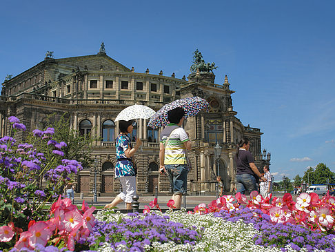 Foto Semperoper mit Blumen