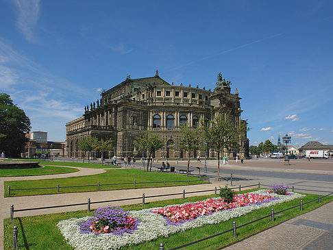 Semperoper mit Blumen Fotos