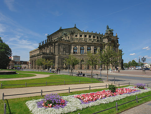 Foto Semperoper mit Blumen