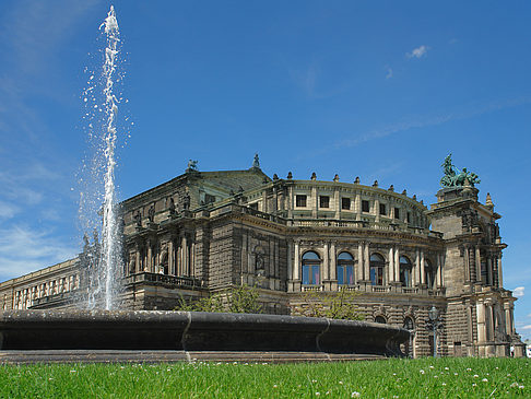 Fotos Semperoper mit Springbrunnen | Dresden