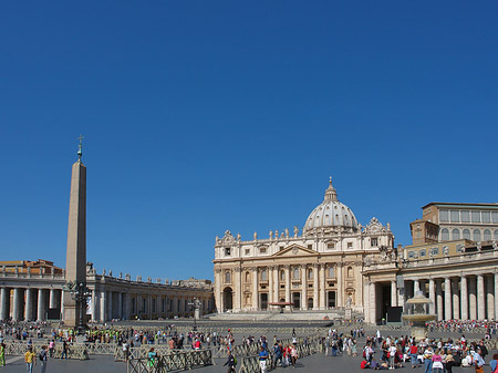 Obelisk mit dem Petersdom