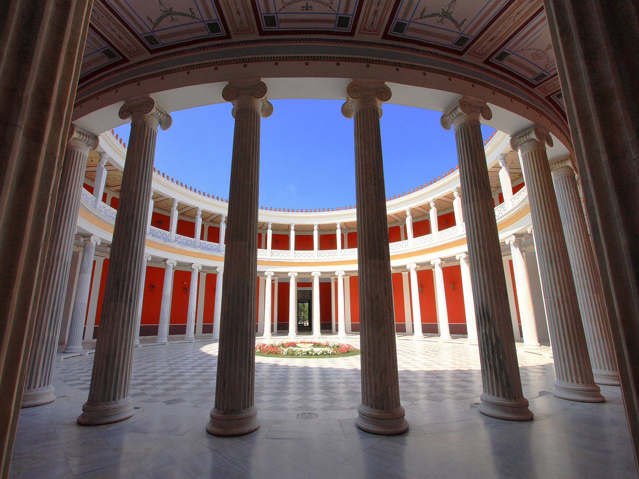 Zappeion Fotografie von Citysam  Der kreisförmige Innenhof des Zappeion